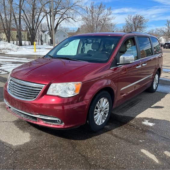 2013 Chrysler Town & Country Limited Minivan 4D